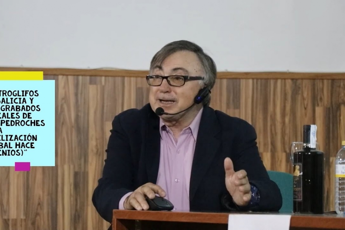 El experto en petroglifos Pablo Novoa en la "Jornada Divulgativa" de Belalcázar, Córdoba